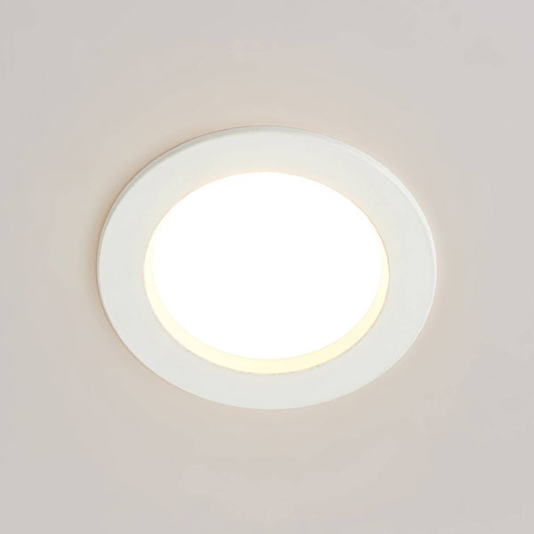 Runder LED-Einbaustrahler, eingeschaltet, flacher Deckeneinbauspot.