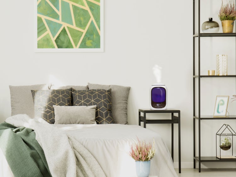 Schlafzimmer mit Bett, Nachttisch, Luftbefeuchter und Regal