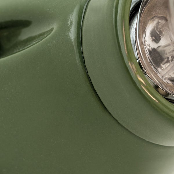 Detailaufnahme einer grünen Lampe mit Leuchtmittel