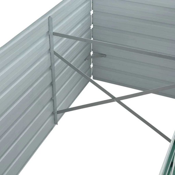 Detailansicht der internen Metall-Querstreben und Wellblechwände eines Hochbeets oder Gerätehauses zur Stabilisierung.