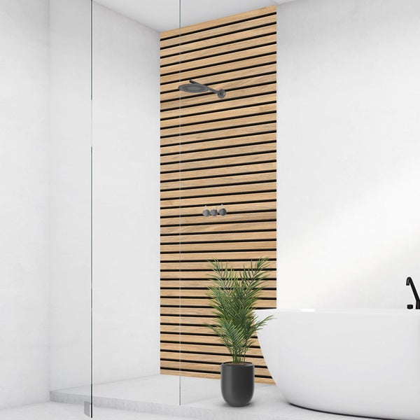 Modernes Badezimmer mit einer begehbaren Dusche mit Holzlamellen-Wandpaneelen und einer freistehenden weißen Badewanne.