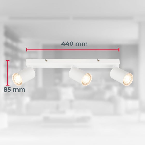 Weißer dreiflammiger Deckenstrahler mit einer Breite von 440 Millimeter und einer Höhe von 85 Millimeter.