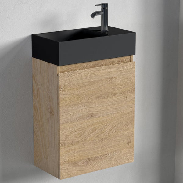 Hängender Waschtischunterschrank in Holzoptik mit schwarzem Aufsatzwaschbecken und Waschtischarmatur.