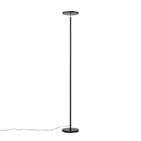 Moderne, schwarze LED-Stehleuchte als Deckenfluter mit rundem Fuß und flachem Lampenkopf.
