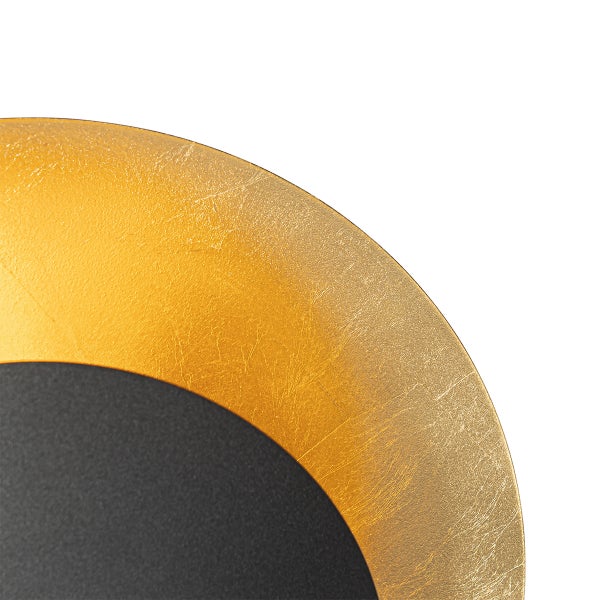 Detailaufnahme einer runden Wandleuchte mit dekorativem Design