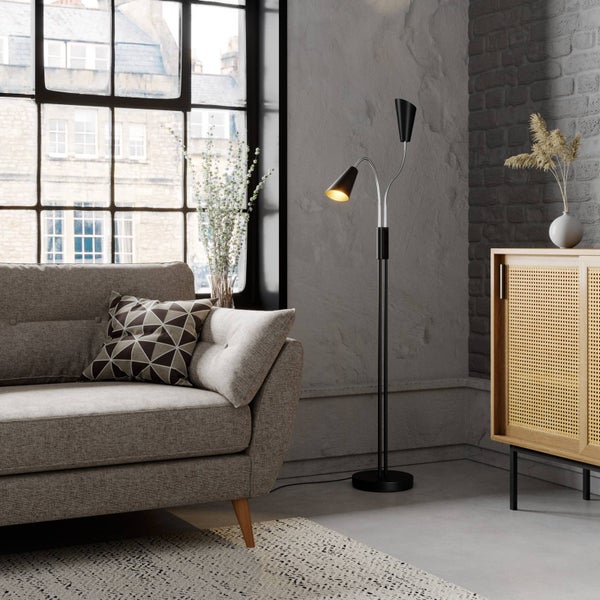 Wohnzimmer mit Sofa, Stehlampe und Kommode für eine stilvolle Einrichtung.