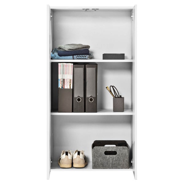 Weißer Mehrzweckschrank mit drei Regalfächern, organisiert mit Kleidung, Aktenordnern, Schuhen und einer Aufbewahrungsbox.