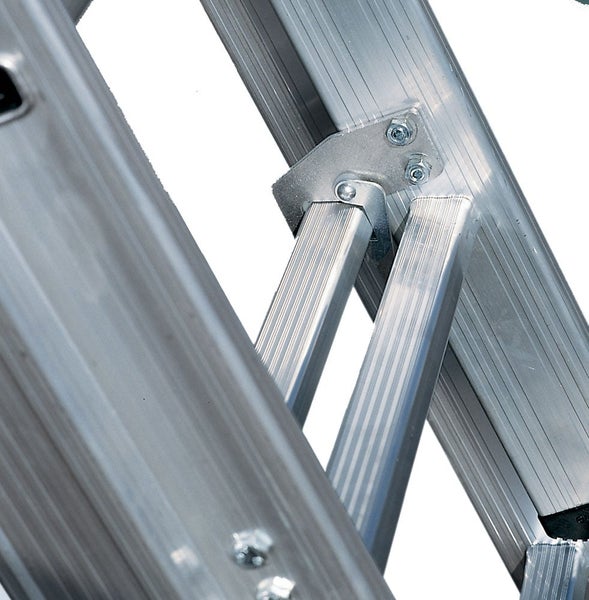 Detailansicht der Gelenkverbindung einer Aluminiumleiter mit Schrauben und Metallbeschlag