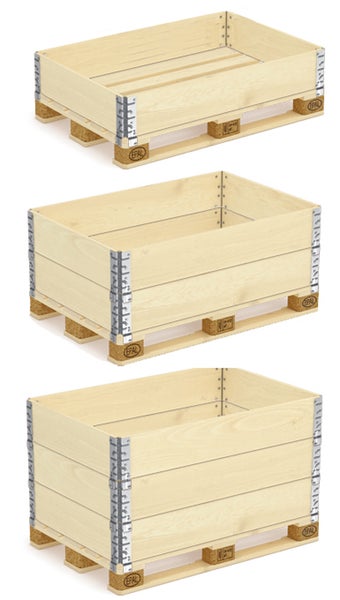 Drei Holzrahmen auf Europaletten in verschiedenen Höhen