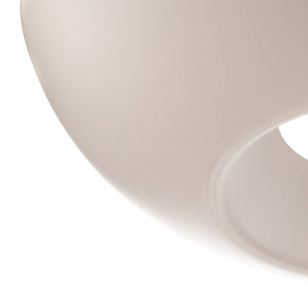 Detailansicht einer glatten, gewölbten Oberfläche aus Kunststoff.