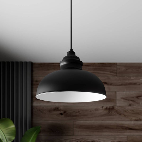 Schwarze Hängelampe im Interieur