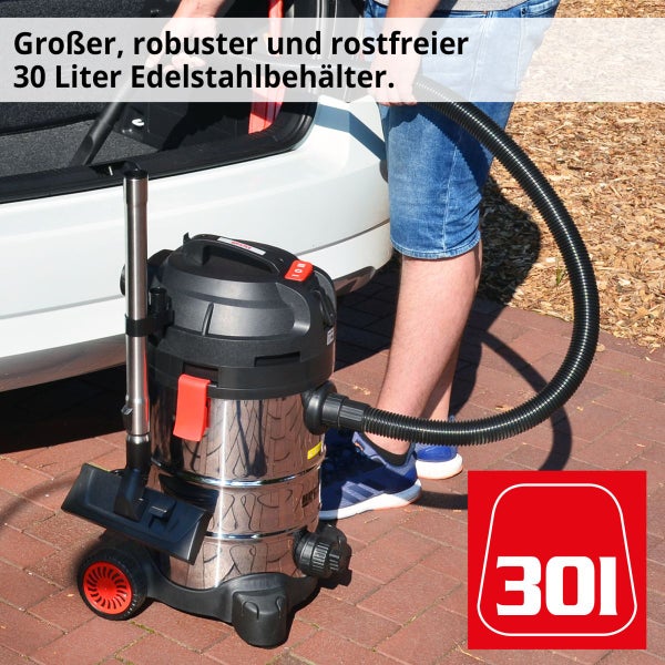 Nass-Trockensauger mit 30 Liter Edelstahlbehälter bei der Reinigung eines Kofferraums im Außenbereich.