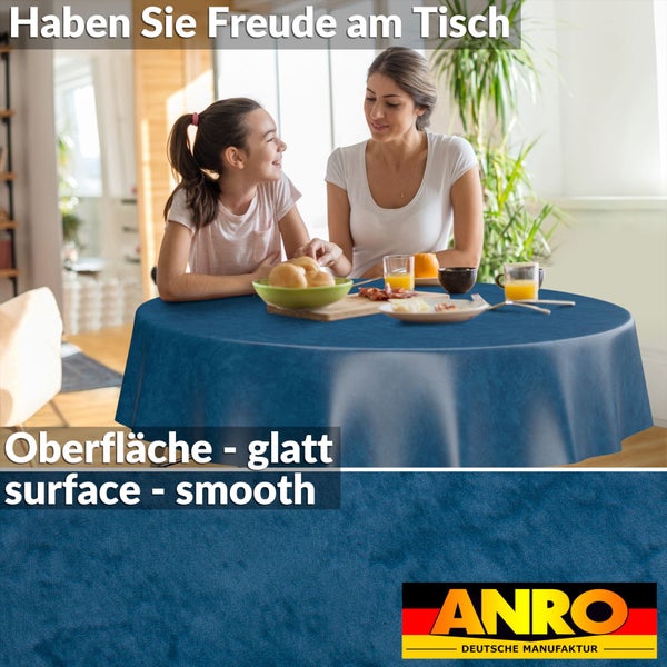 Glattes, dunkelblaues Tischtuch auf einem runden Tisch mit Personen, inklusive Detailansicht des Materials und ANRO Logo.