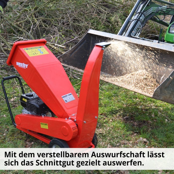 Hecht Gartenhäcksler bei der Arbeit mit Traktor