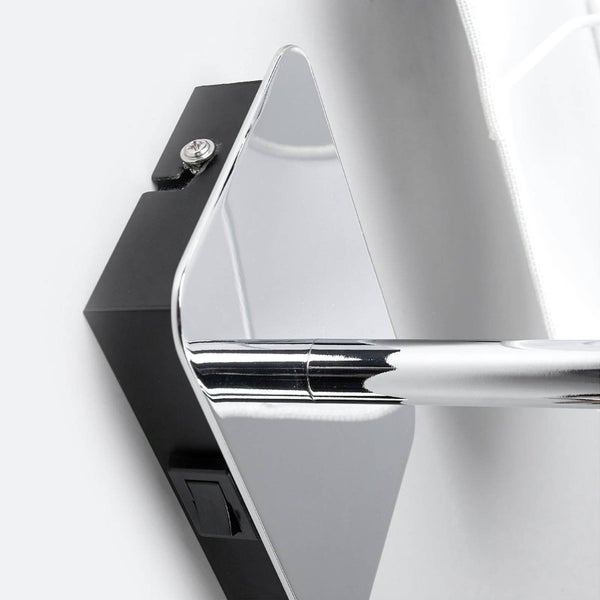 Detailansicht einer verchromten Wandlampen-Halterung mit schwarzem Sockel und integriertem Wippschalter.