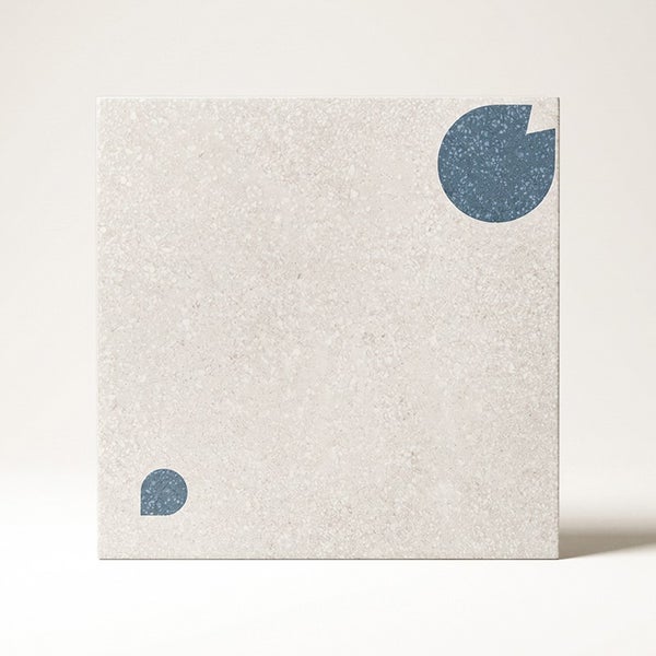 Quadratische Fliese mit Terrazzo-Optik und geometrischen Akzenten