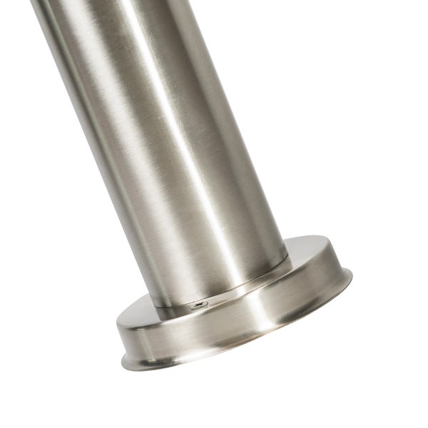 Nahaufnahme vom Sockel einer Außenleuchte aus gebürstetem Edelstahl