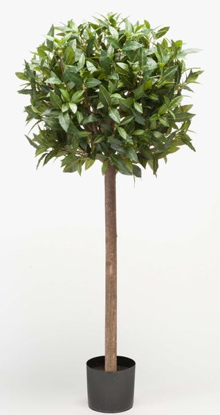 Künstlicher Lorbeerbaum in Kugelform auf einem geraden Stamm in einem schwarzen Kunststofftopf.