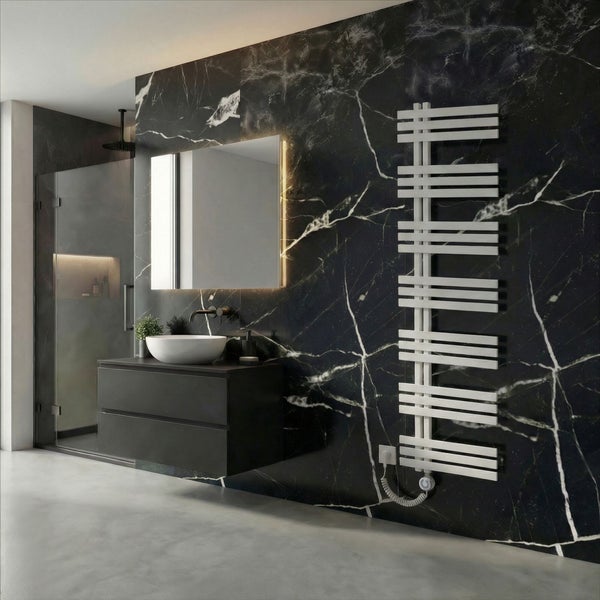 Modernes Badezimmer mit dunklen Marmorwänden, schwarzem Waschtischunterschrank, weißem Aufsatzbecken und weißem elektrischem Handtuchheizkörper.