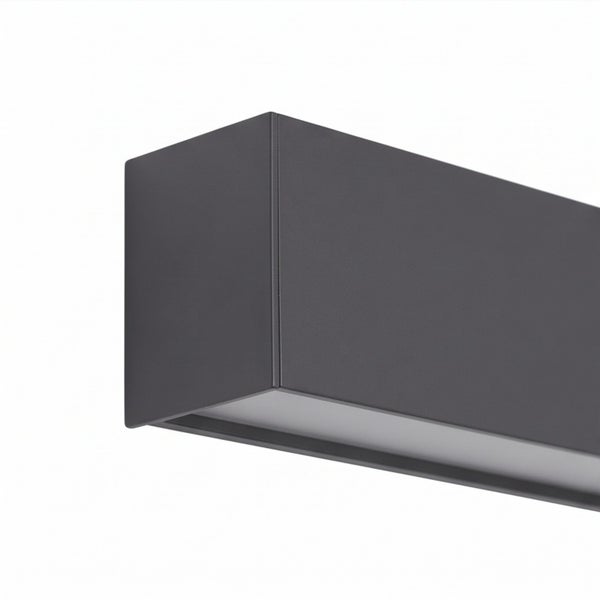 Moderne rechteckige Wandleuchte für den Außenbereich aus Metall mit Lichtaustritt nach unten.