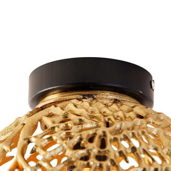 Detailaufnahme einer Deckenleuchte mit schwarzer Halterung und goldfarbenem Lampenschirm