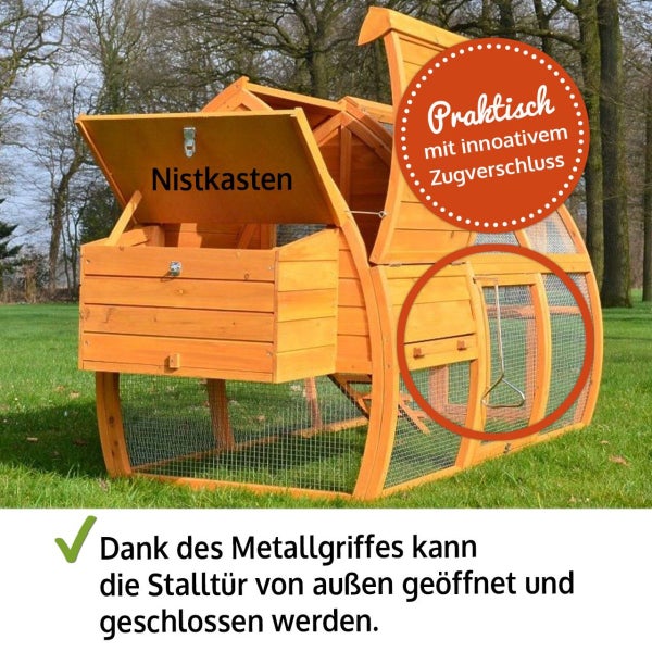 Hühnerstall aus Holz mit Nistkasten und praktischem Metallgriff zum Öffnen der Stalltür von außen auf einer Wiese.