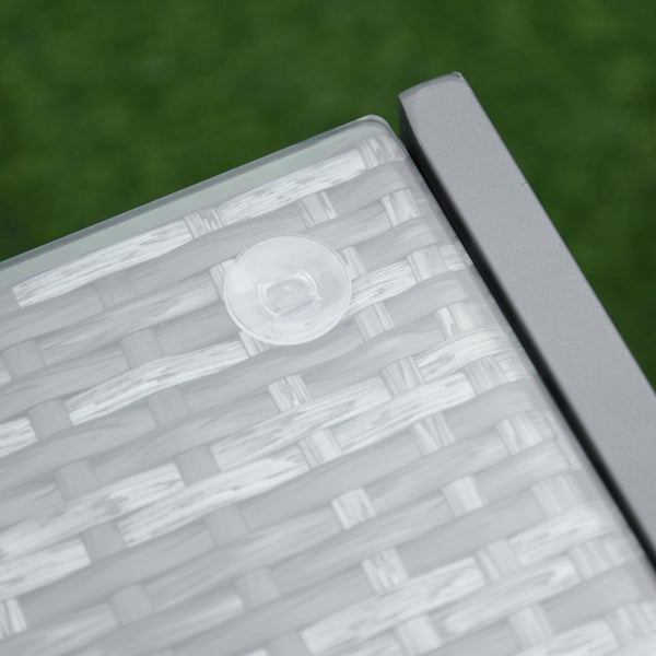 Schleifmaschinen und Reinigungsmittel auf einem Werkstattwagen