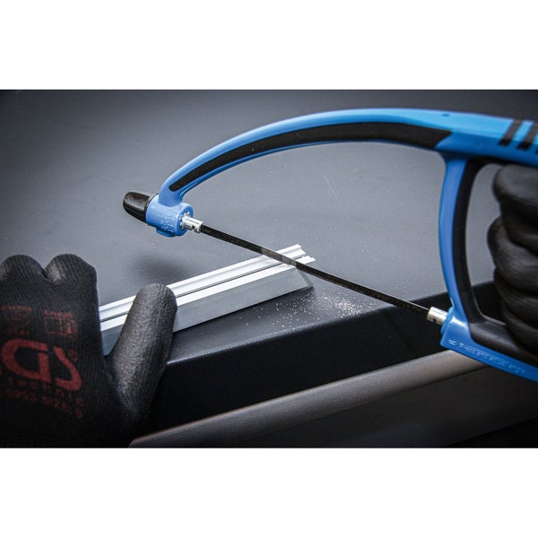 Handsäge schneidet Aluminiumprofil