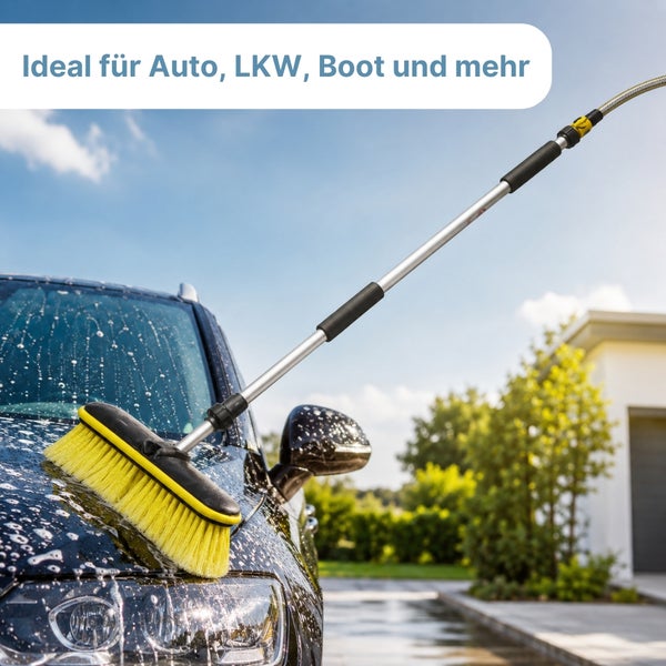 Waschbürste mit Teleskopstange reinigt eine schaumige Motorhaube. Ideal für Auto, Lastkraftwagen und Boot.