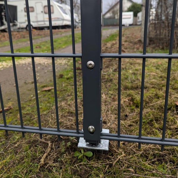Detailansicht eines Doppelstabmattenzauns mit Pfostenbefestigung im Boden.