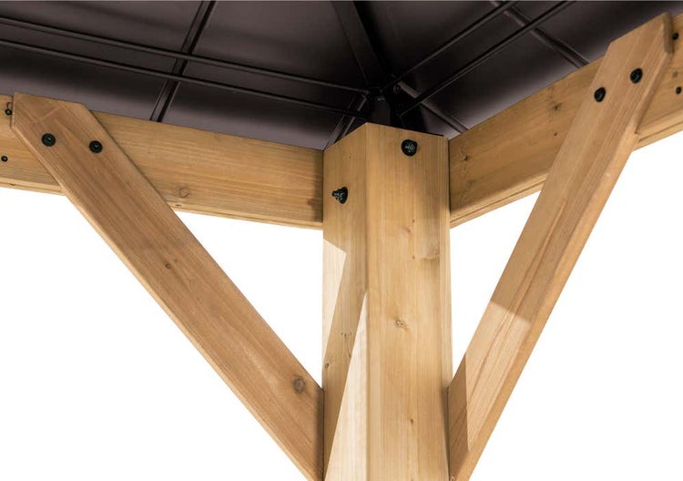 Detailaufnahme einer Eckverbindung eines Gartenpavillons aus Holz mit diagonalen Stützbalken und Metallelementen.