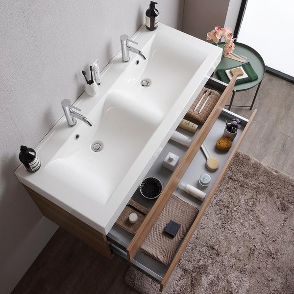 Badezimmer mit Doppelwaschtisch, offenem Schubladensystem und Badutensilien