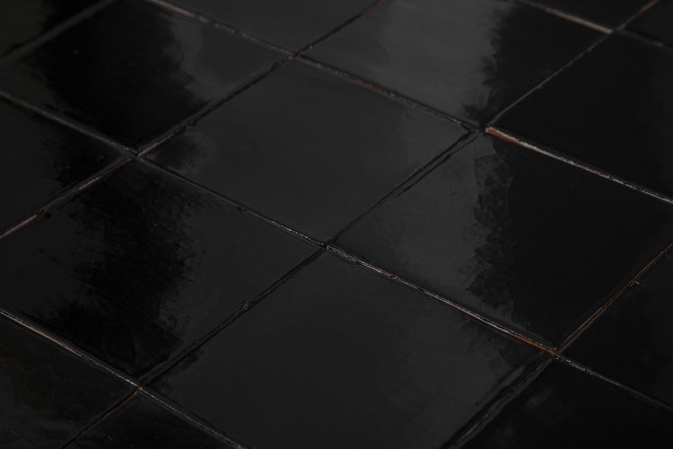 Nahaufnahme von glänzenden, quadratischen Bodenfliesen