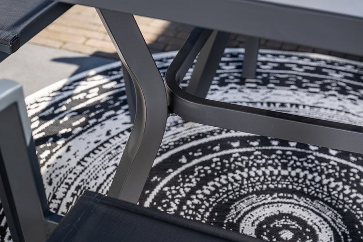 Detailaufnahme eines anthrazitfarbenen Gartentischgestells aus pulverbeschichtetem Metall.