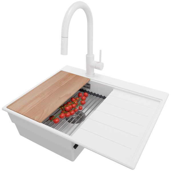 Spüle mit Abtropffläche, Schneidebrett, Spültischarmatur und Rollrost