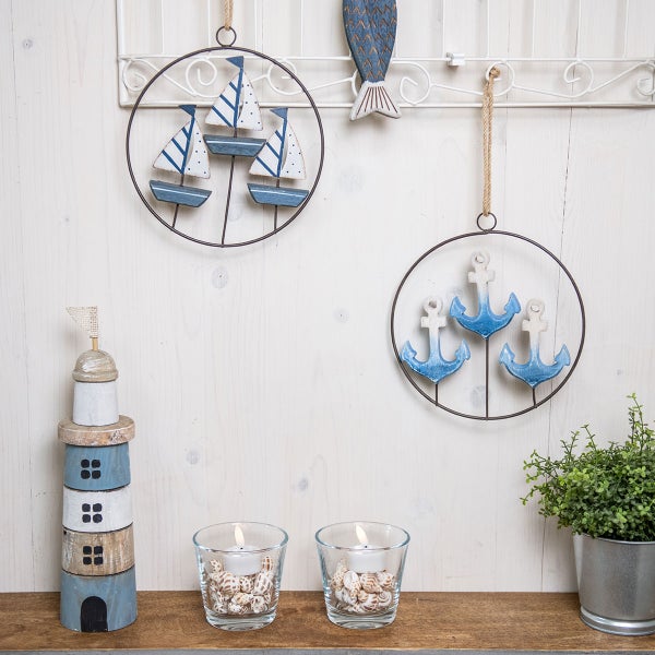 Dekorative Szene mit nautischen Elementen: Segelboote, Anker, Leuchtturm und Teelichthalter