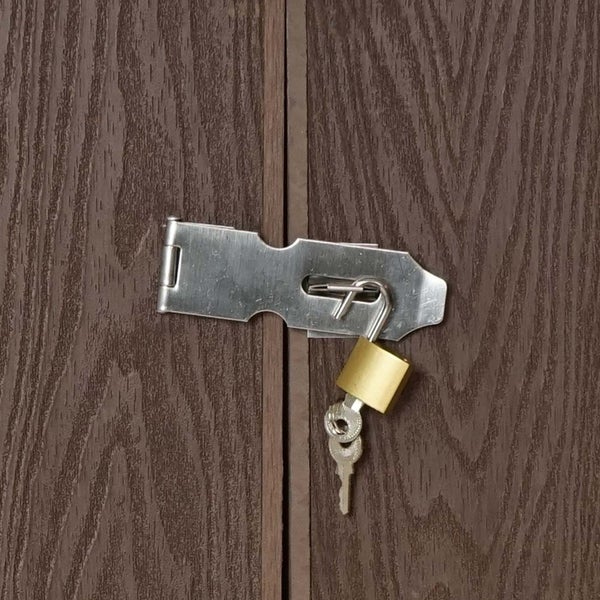 Metallschloss mit Schlüssel an Holztür