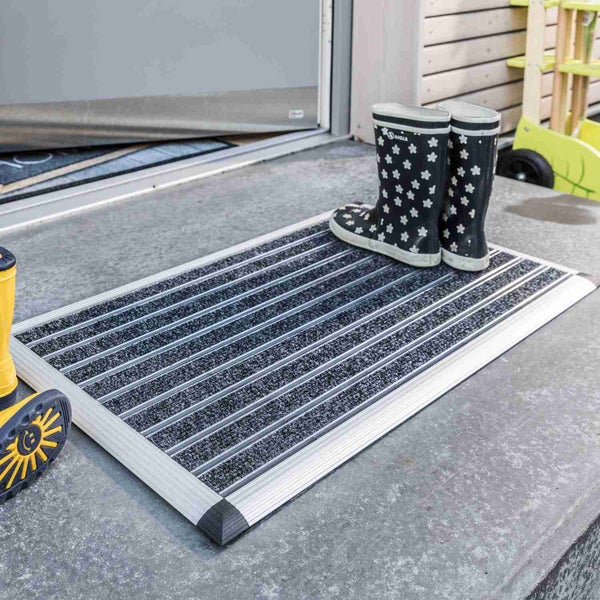 Schmutzfangmatte mit Aluminiumrahmen und Gummistiefeln