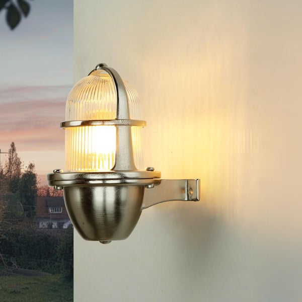 Wandleuchte im Außenbereich mit klarem, geripptem Lampenglas