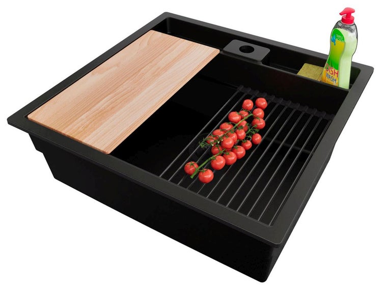 Schwarzes Spülbecken mit Schneidebrett, Abtropfgitter, Spülmittel und Tomaten