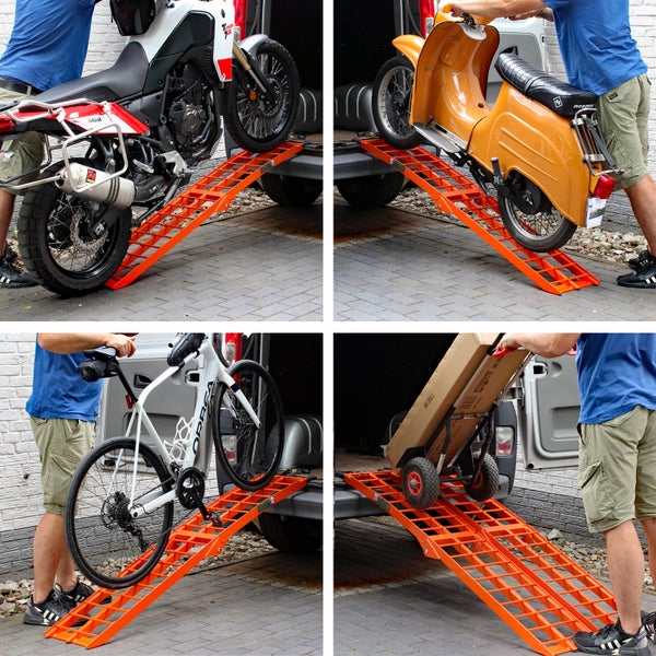 Mehrfachansicht einer Rampe beim Verladen eines Motorrads, eines Rollers, eines Fahrrads und einer Sackkarre in einen Transporter.