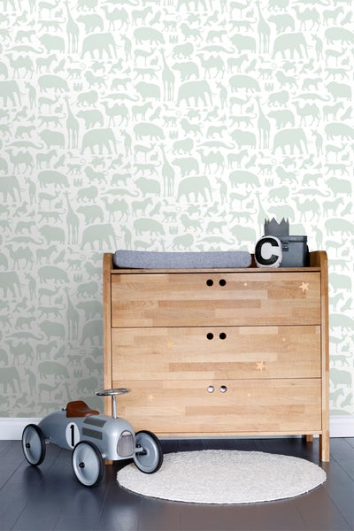 Kinderzimmer mit Tier Tapete, Holzkommode und Spielzeugauto