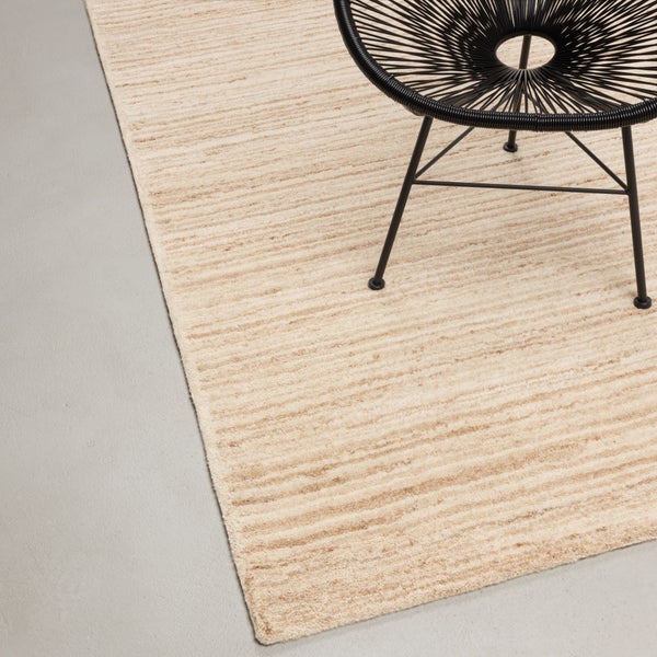 Beige Teppich mit horizontalem Streifenmuster und schwarzem Stuhl