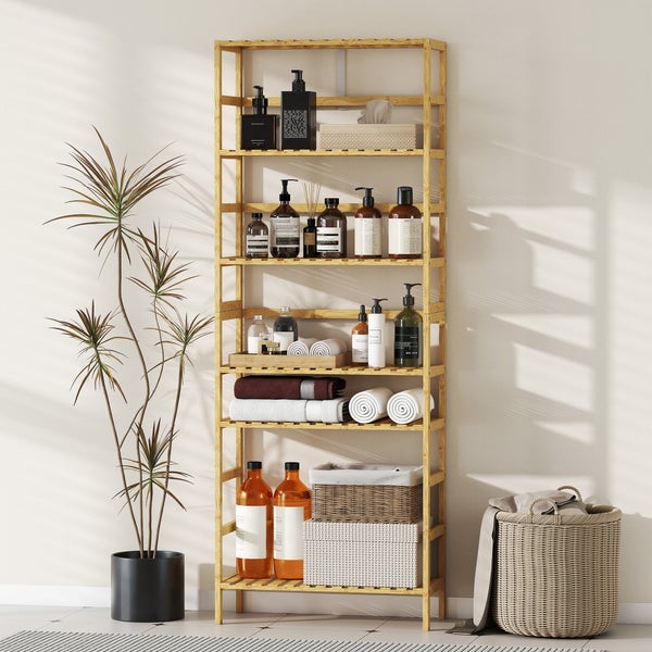 Bambus-Standregal mit sechs Ebenen in einem hellen, organisierten Badezimmer, bestückt mit Pflegeprodukten, Handtüchern und Aufbewahrungskörben.