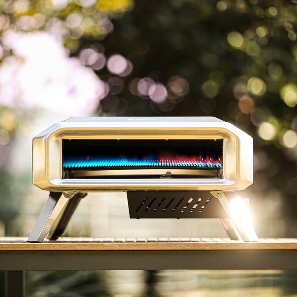 Pizzaofen aus Metall für den Aussenbereich auf einem Tisch