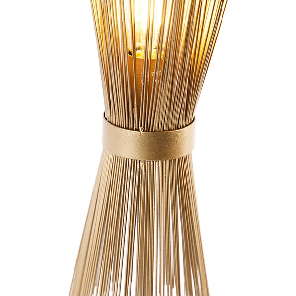 Detailansicht einer Tischleuchte mit Metalldraht-Schirm