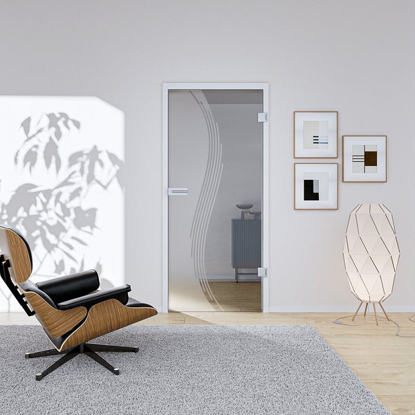 Modernes Interieur mit einer Ganzglastür aus satiniertem Glas mit Wellenmuster, einem Holz-Lounge-Sessel und einer geometrischen Stehlampe.