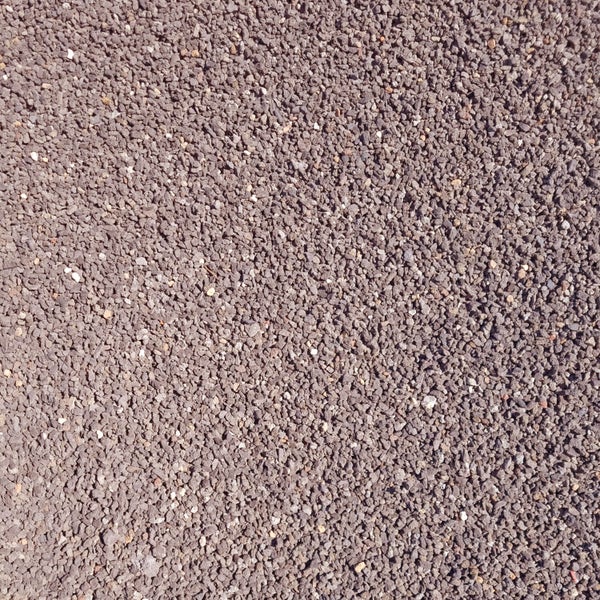 Lavamulch für Garten und Pflanzen, fein gekörntes Lavagestein zur Bodenabdeckung.