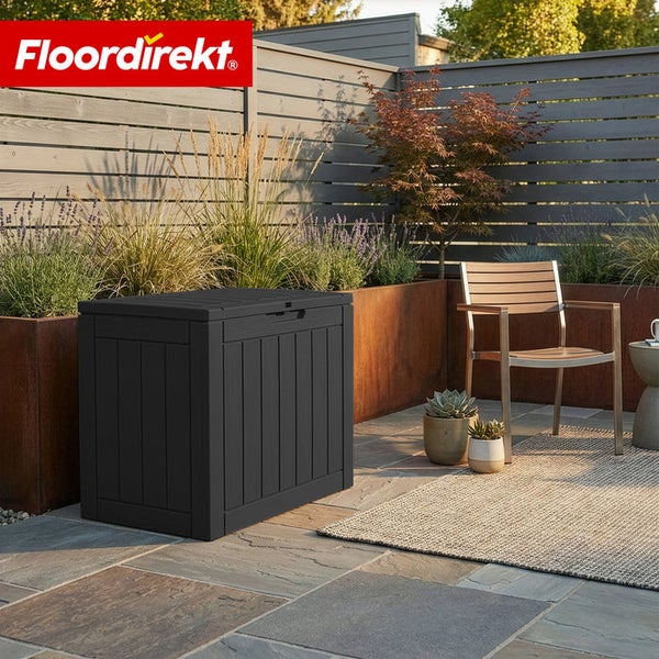 Außenbereich mit Aufbewahrungsbox, Stuhl, Teppich und Pflanzen