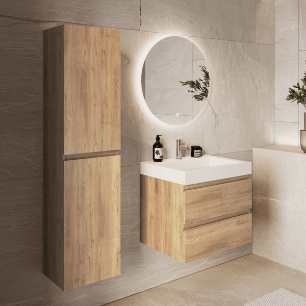 Modernes Badezimmer mit Waschtischunterschrank und Hochschrank in Holzoptik, weißem Waschbecken und rundem beleuchtetem Spiegel vor Steinoptik Fliesen.